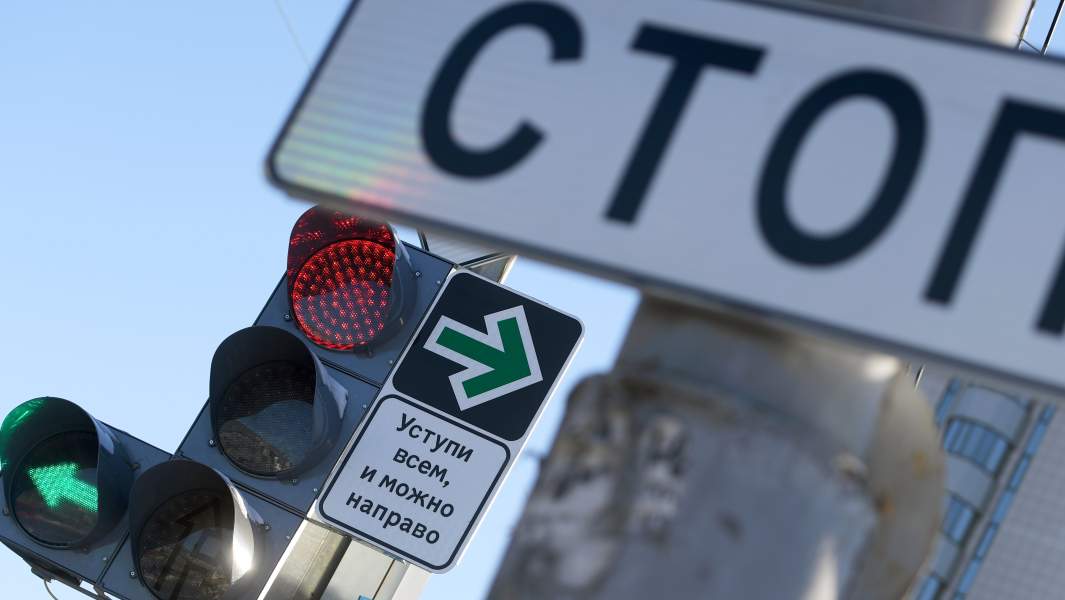 Новый дорожный знак, разрешающий проезд на красный свет при отсутствии помех