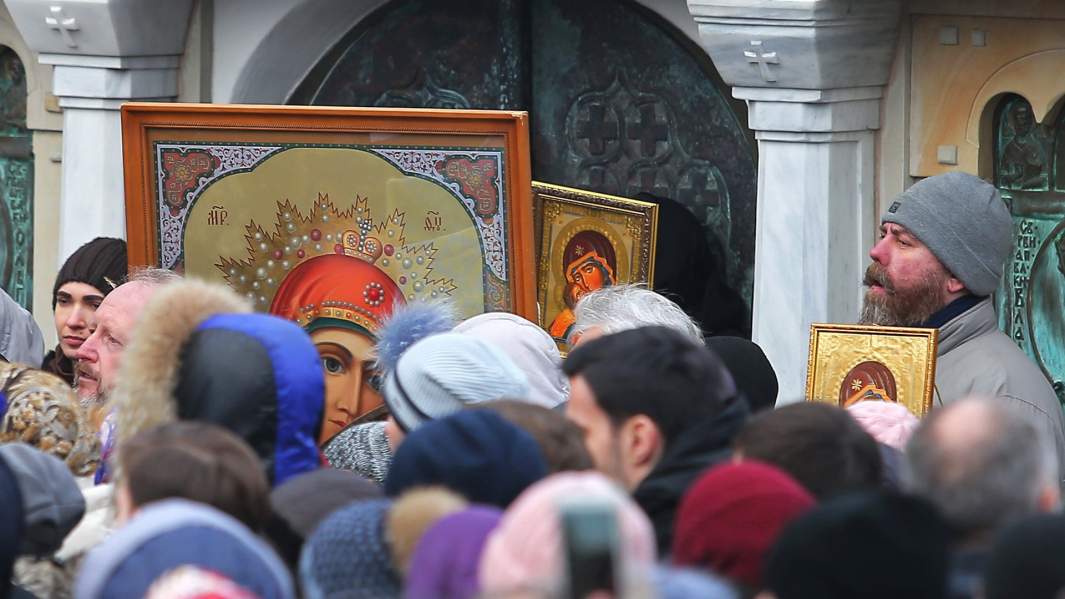 Верующие Украинской православной церкви во время молебна