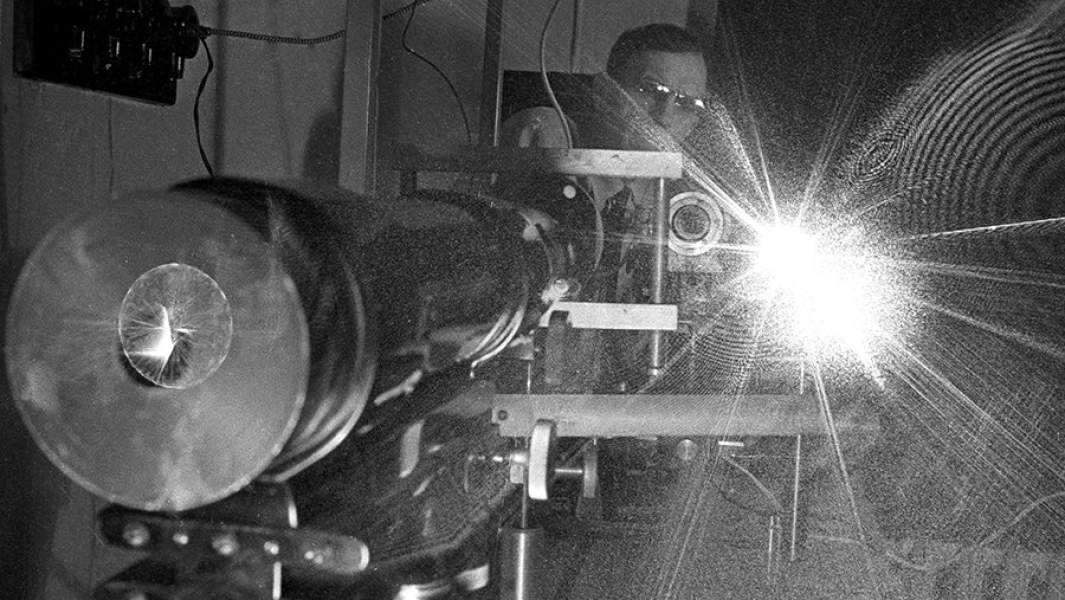Сотрудник НИИ Кинофото с помощью специального аппарата получает голограммы при импульсном освещении объекта
