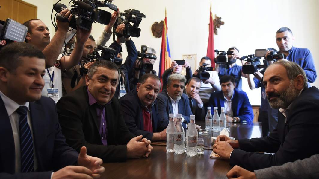 Никол Пашинян (справа) на встрече с представителями партии "Дашнакцутюн" в Ереване