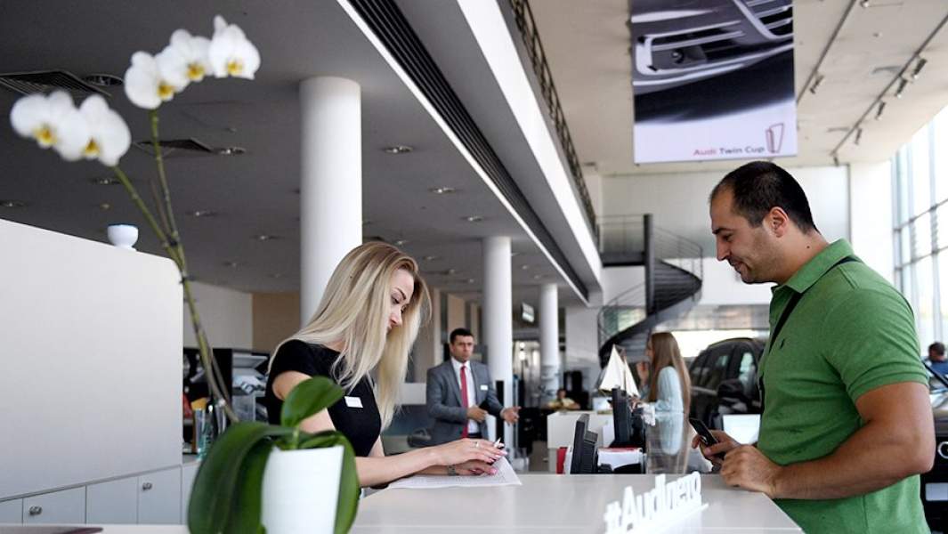 Посетитель в официальном дилерском центре Audi 