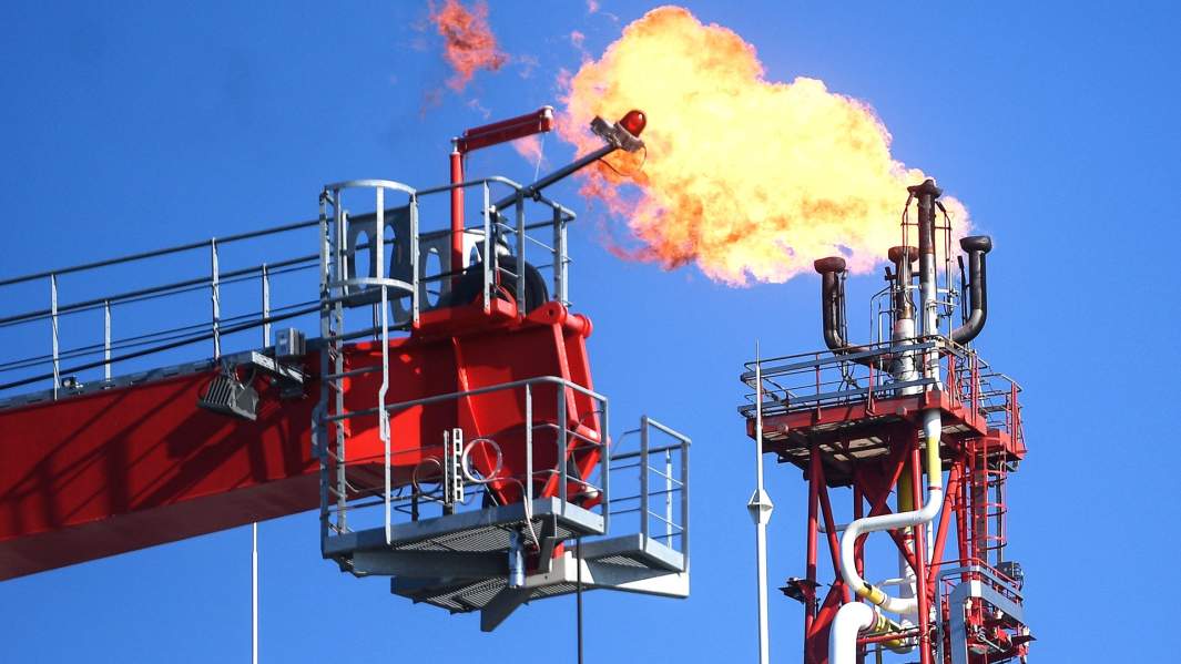 Факел стационарной платформы на нефтегазоконденсатном месторождении имени Владимира Филановского в северной части акватории Каспийского моря