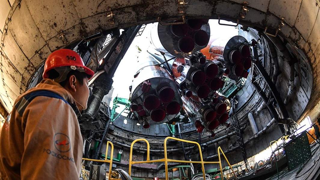 Установка ракеты-носителя «Союз-ФГ» на стартовый стол