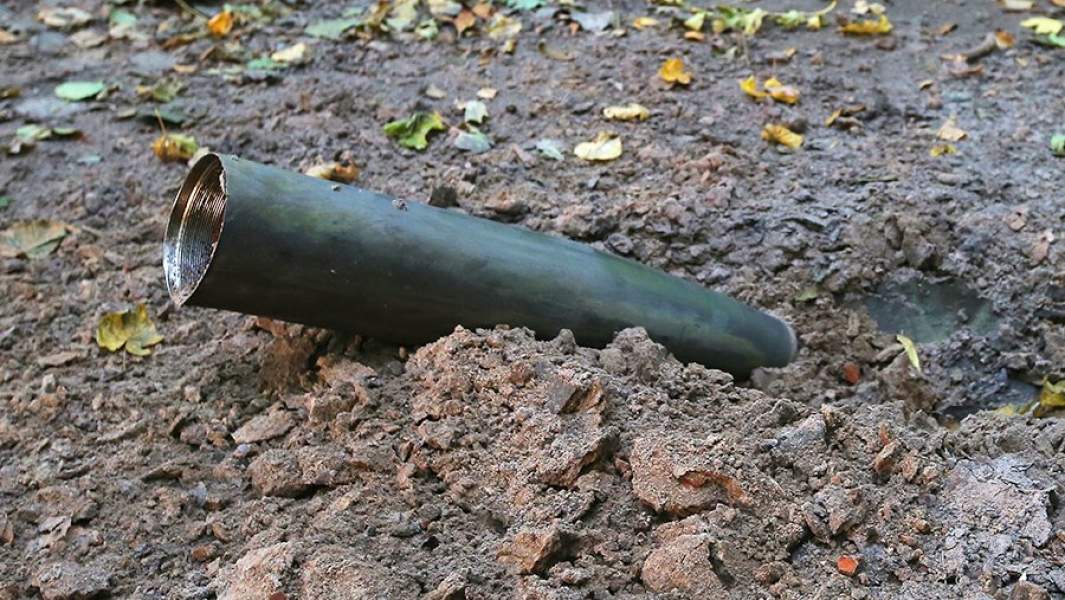 Оболочка снаряда на дороге в лесу в Черниговской области