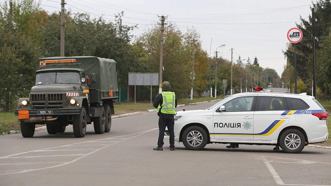 Сотрудники полиции Украины в оцеплении