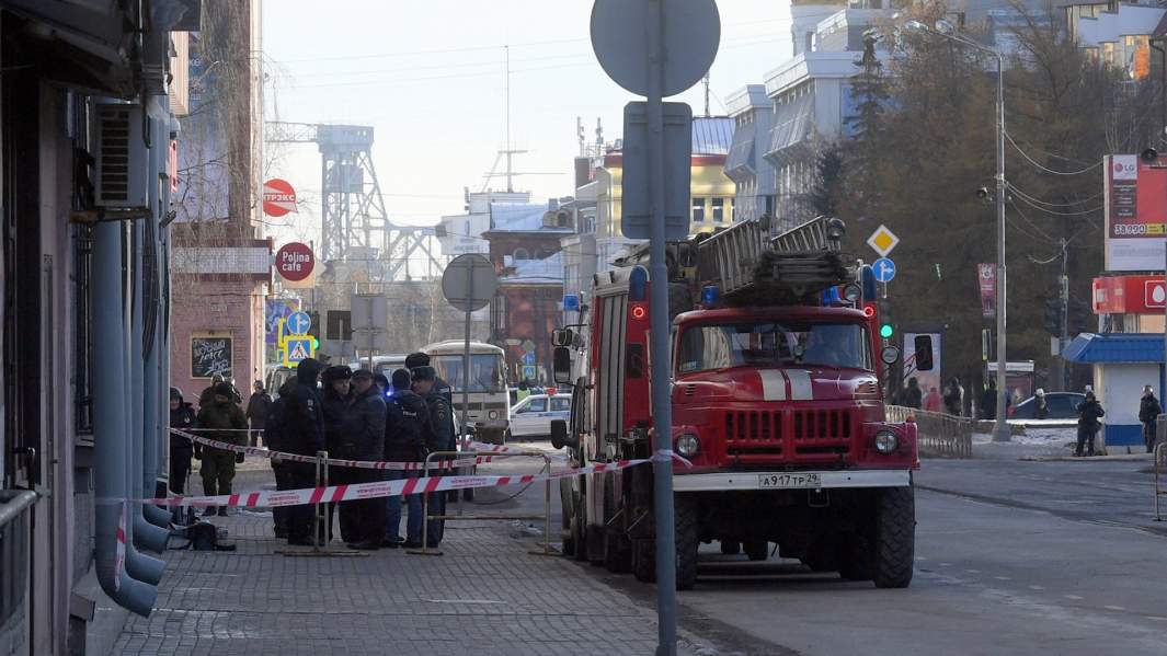 Сотрудники полиции и МЧС РФ у входа в здание управления ФСБ по Архангельской области