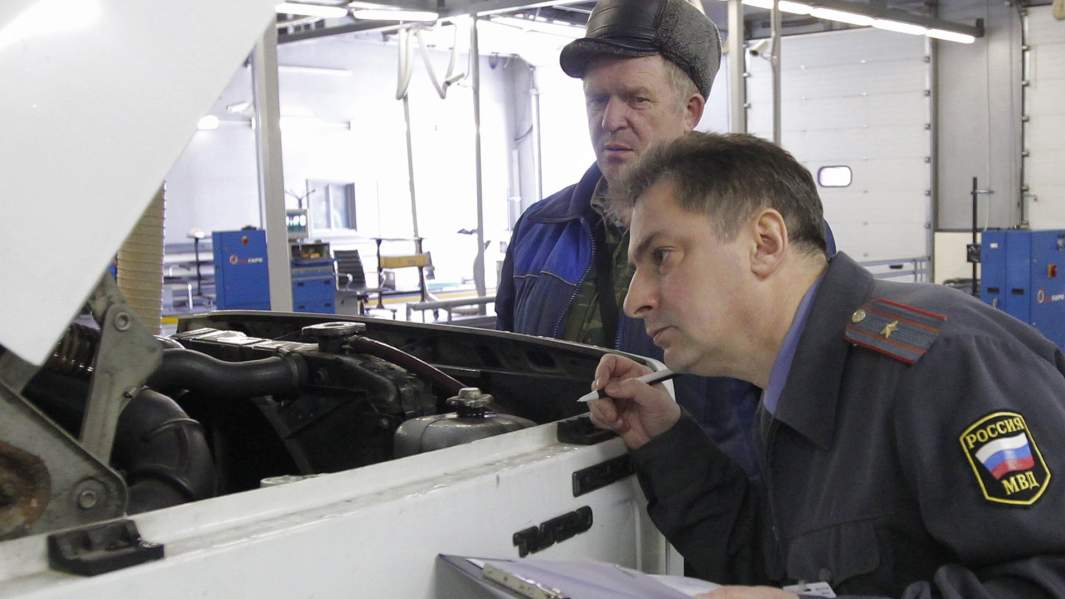 Инспектор ГИБДД сверяет VIN-кода автомобиля