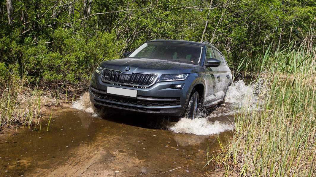 Автомобиль Skoda Kodiaq преодолевает брод