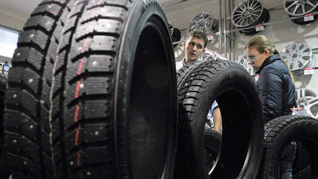 Зимняя шипованная резина в одном из магазинов