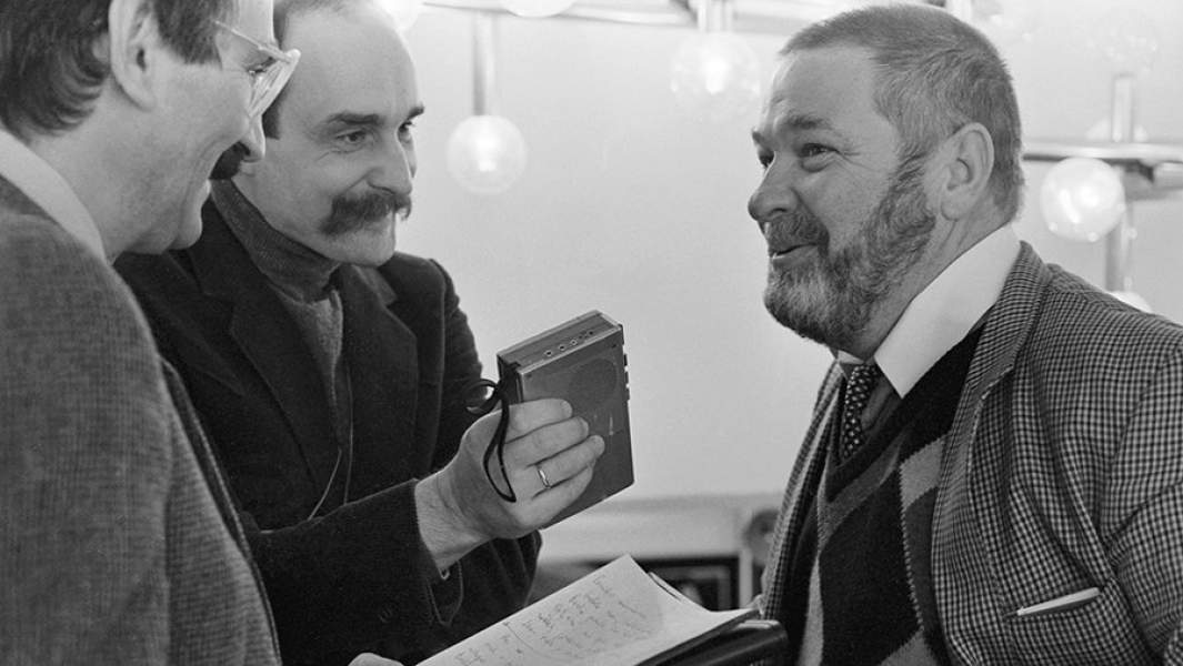 Писатель Юлиан Семенов (справа) дает интервью польским журналистам