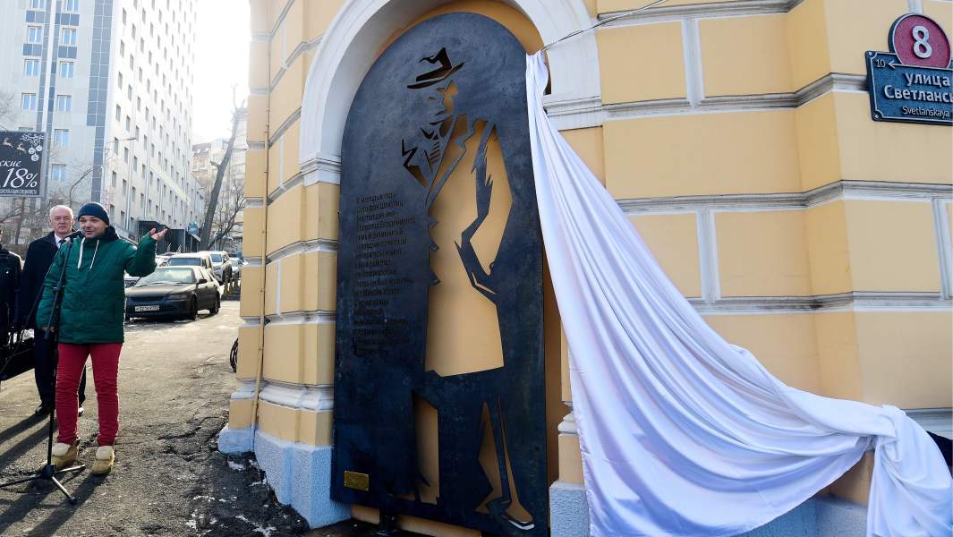 Председатель Думы Владивостока Андрей Брик и художник, автор дизайна Павел Шугуров на открытии памятника литературному и кинематографическому персонажу разведчику Отто фон Штирлицу работы архитектора Анатолия Мельника на углу Светланской улице