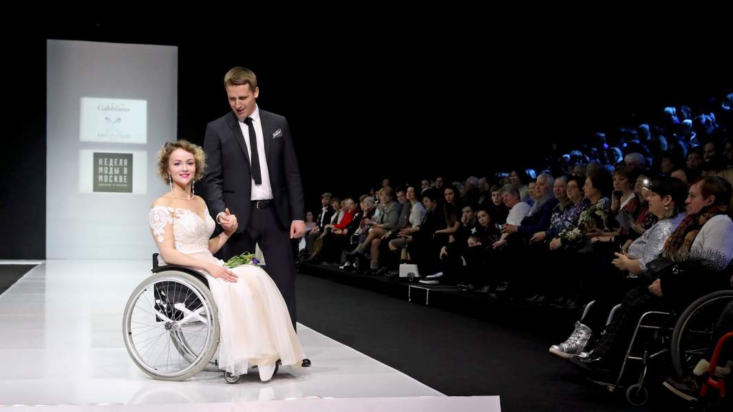 Участница конкурса Miss Wheelchair World для девушек на инвалидных колясках