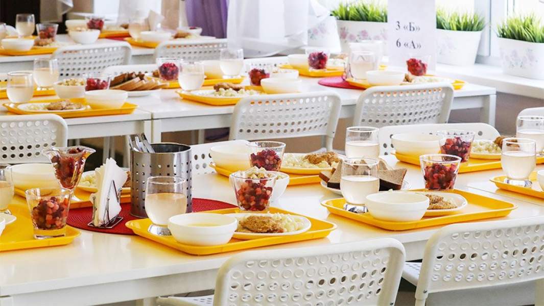 подносы с обедоми вшкольной столовой