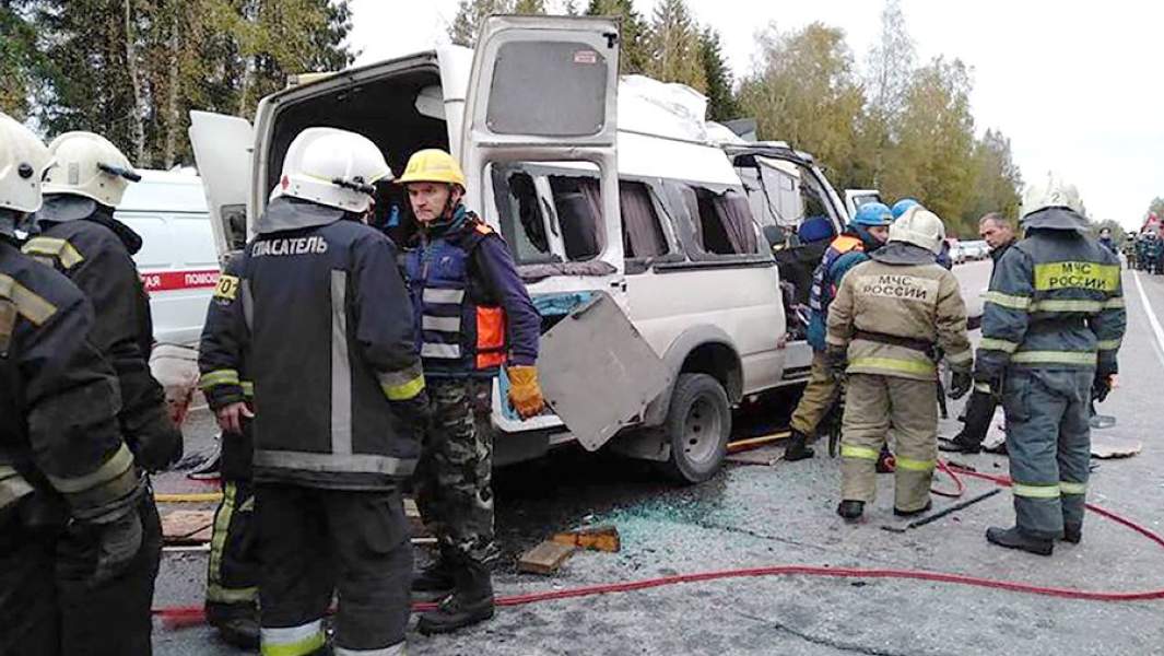 Сотрудники МЧС на месте аварии с участием автобуса и маршрутки на автодороге Тверь-Ржев неподалеку от села Некрасово