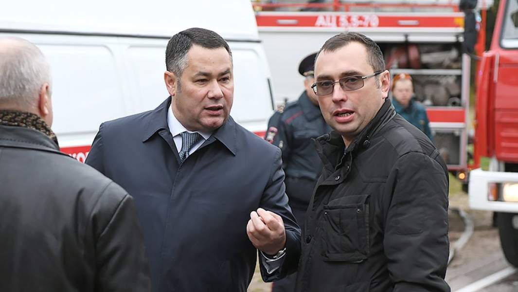 Губернатор Тверской области Игорь Руденя (в центре) на месте аварии