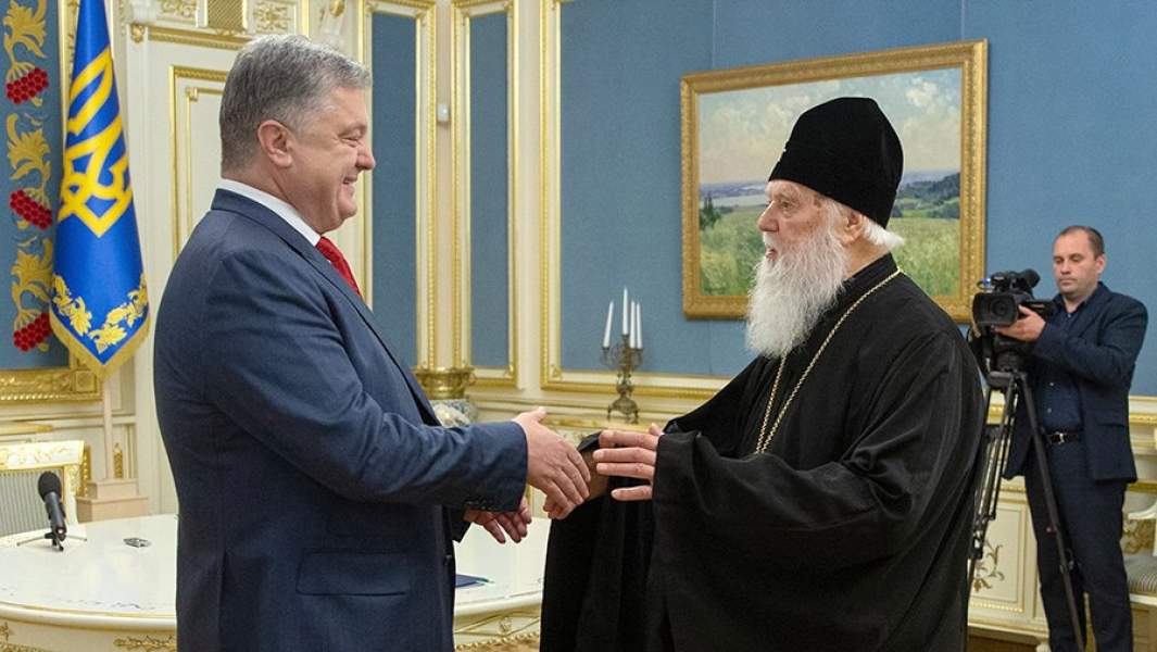 Президент Украины Петр Порошенко и глава Украинской православной церкви Киевского патриархата Филарет во время встречи