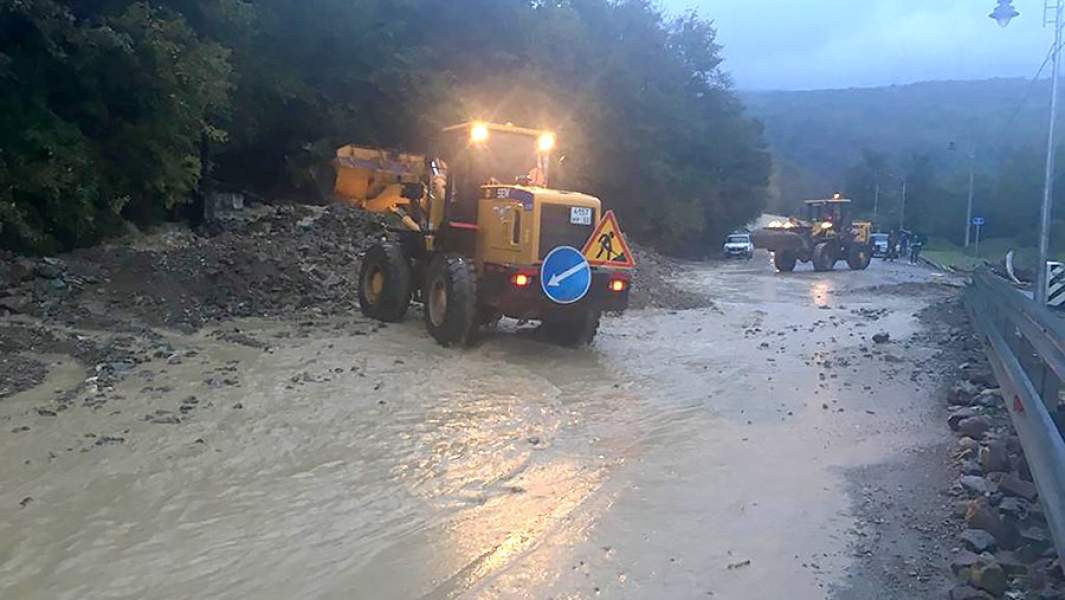 Краснодарский край. Оползень на трассе в результате сильных ливней