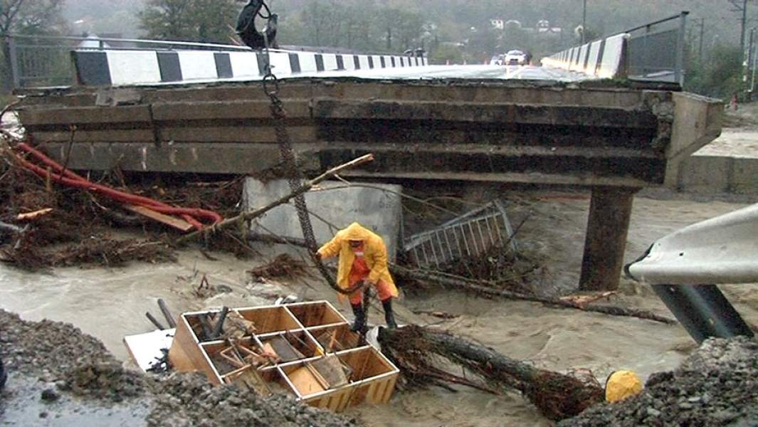 Аварийно-восстановительные работы на месте разрушения автомобильного моста около села Цыпка в Туапсинском районе в результате сильных дождей