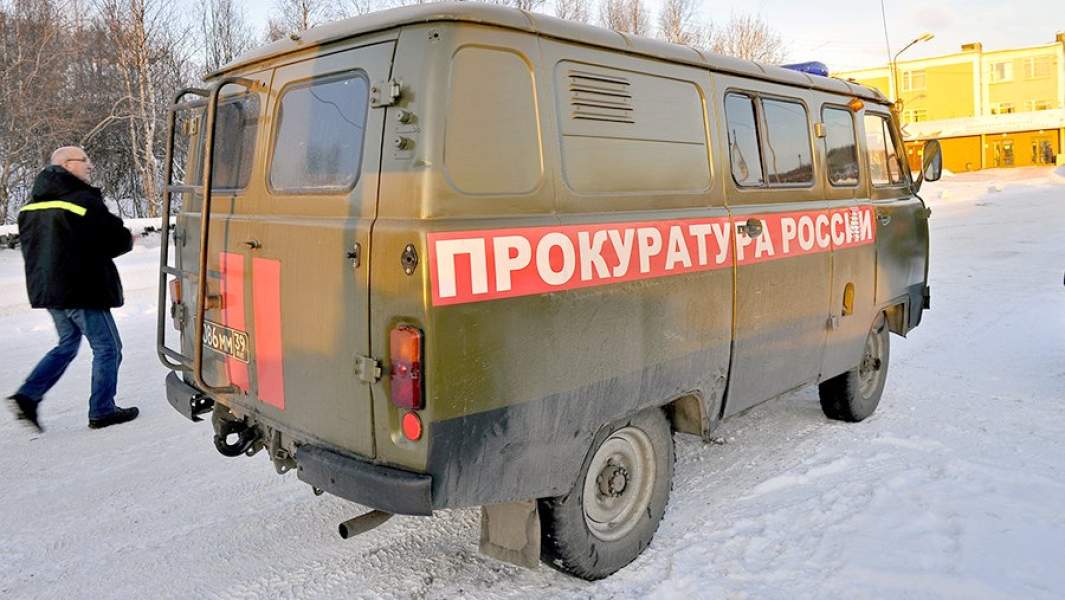 Автомобиль Генеральной прокуратуры РФ у здания 82-го судоремонтного завода 