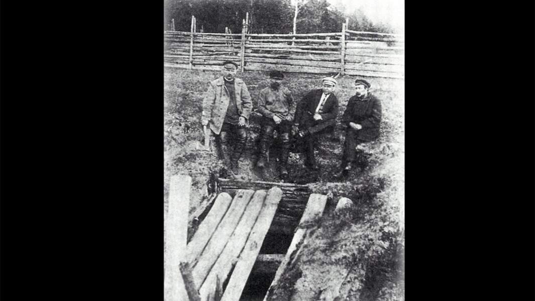 Наземный вид шахты недалеко от Алапаевска, куда были сброшены великие князья, 1918 год