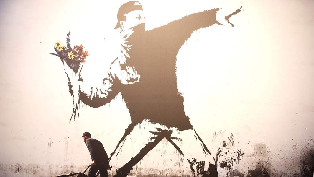 Одна из картин Бэнкси - протестующий с букетом цветов вместо коктейля Молотова