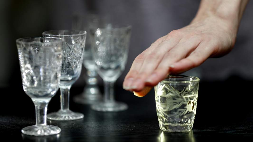 ладонь закрывает рюмку