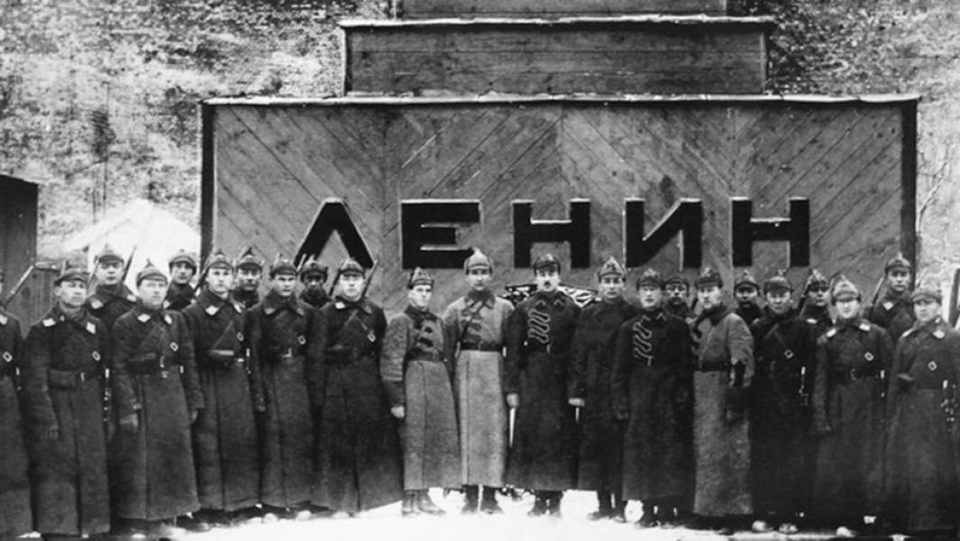 Караул у временного мавзолея. 1924 год