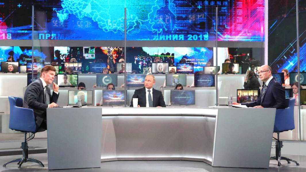 Президент РФ Владимир Путин отвечает на вопросы россиян во время ежегодной специальной программы «Прямая линия с Владимиром Путиным»