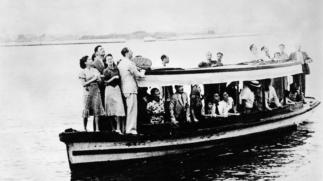 Еврейские беженцы на небольшом корабле пытаются попасть в США