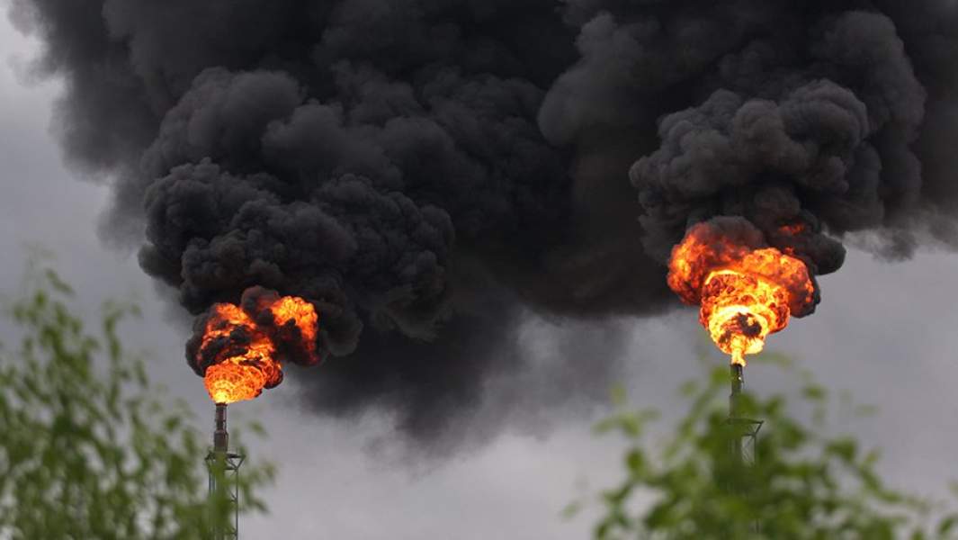 Установки для сжигания газа на нефтеперерабатывающем заводе в китайском Ланьчжоу