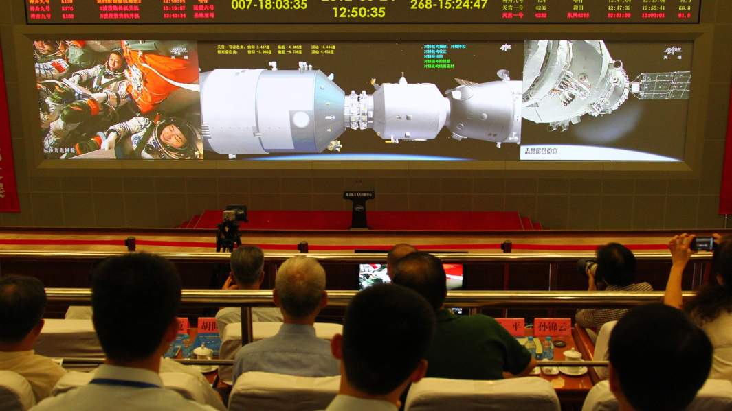 Центр аэрокосмического контроля в Пекине во время проведения первой ручной стыковки