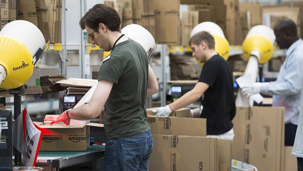 Упаковка посылок в логистическом центре Amazon после Киберпонедельника