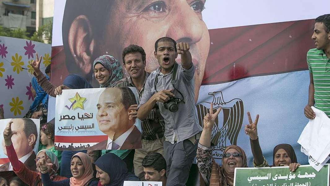 На заре политической карьеры ас-Сиси был склонен время от времени подчеркнуть свою близость с народом, который отвечал ему взаимностью и поддержкой