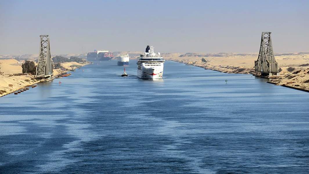 Круизный лайнер «Norwegian Star» плывет по Суэцкому каналу в районе Порт-Саида, Египет