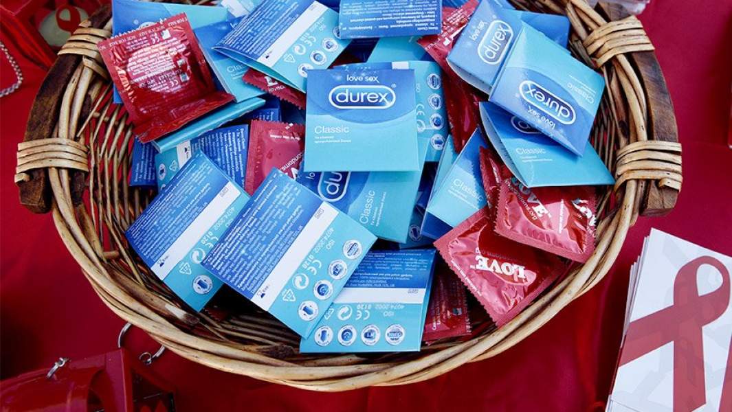 корзинка с презервативами