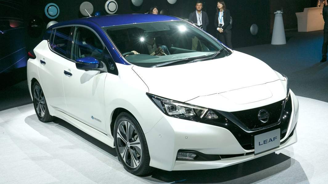 Хирото Сайкава, президент и главный исполнительный директор Nissan, представляет модель Nissan LEAF