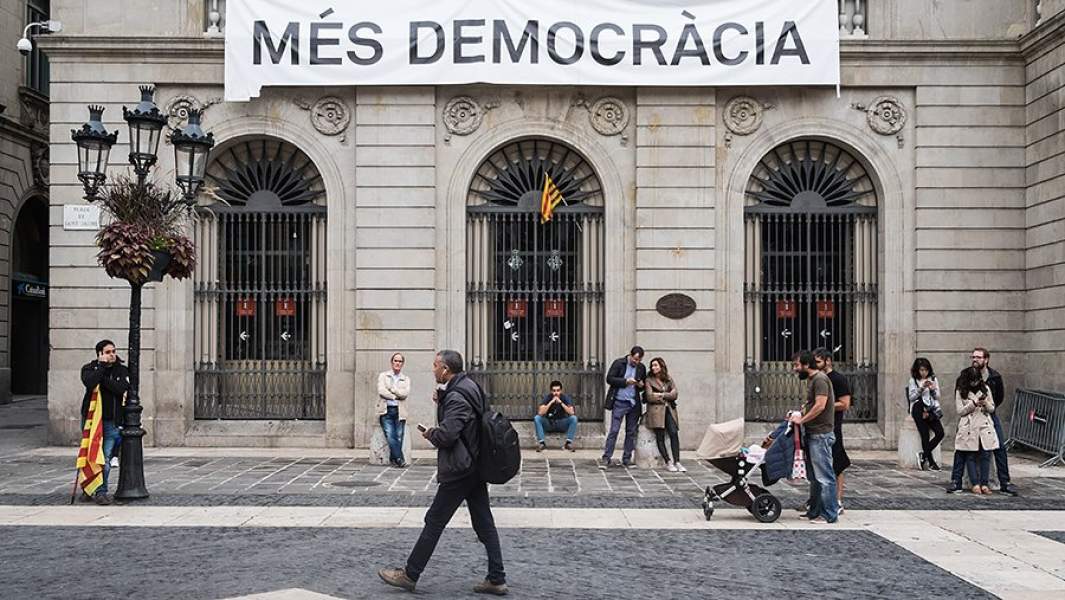 Транспарант с надписью «Больше демократии!» на здании мэрии. Барселона, Испания