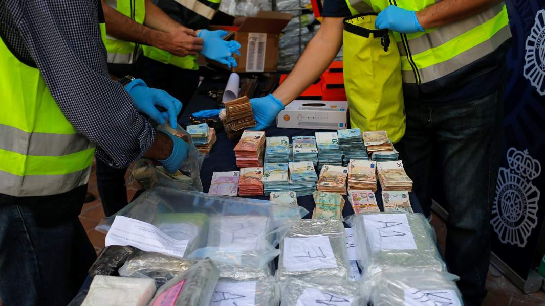 Испанская полиция изымает деньги и наркотики