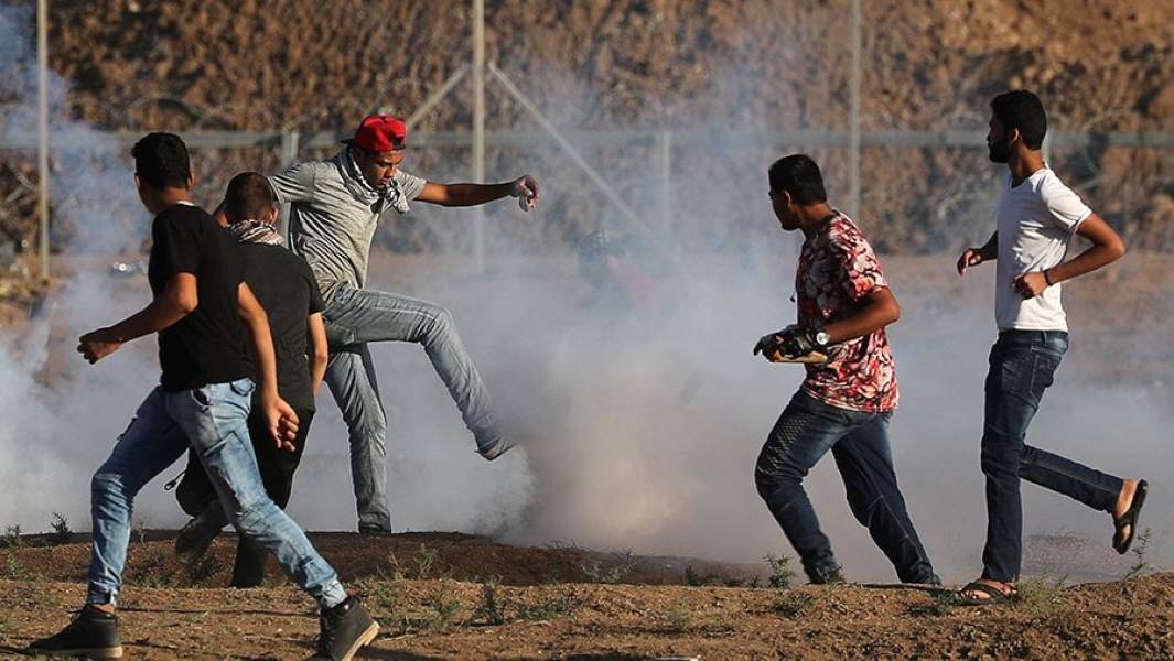 мужчины на протесте в секторе газа