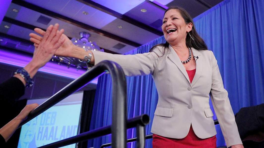 Представитель Демократической партии Деб Хааланд