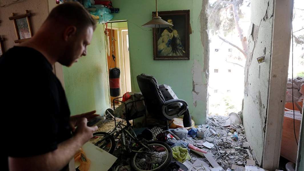 последствия после попадания ракеты в жилой дом