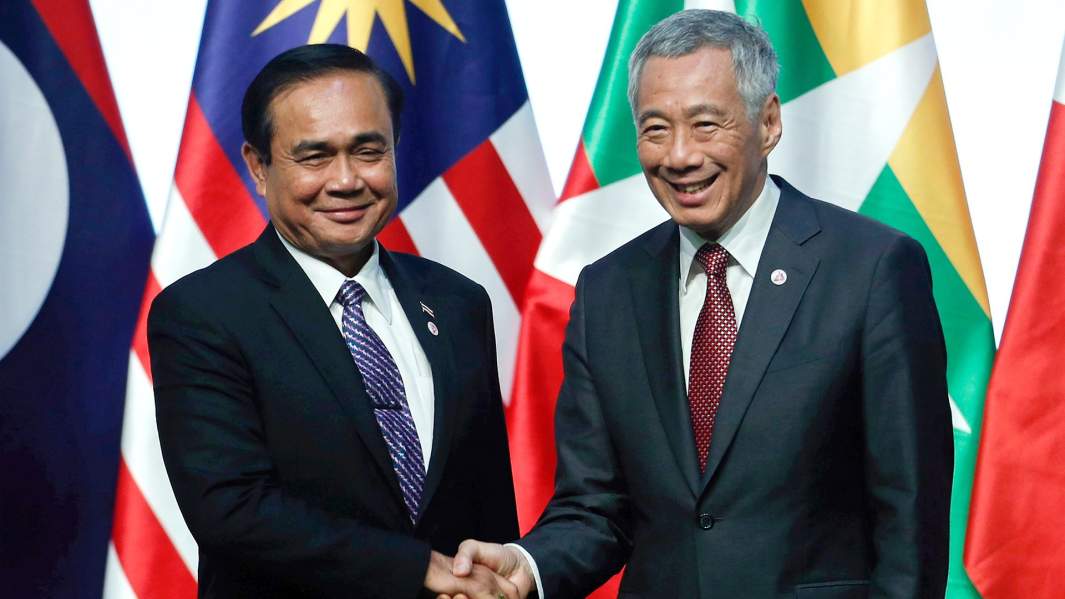 Премьер-министр Таиланда Прают Чан-Оча и премьер-министр Сингапура Ли Сяньлун во время церемонии закрытия саммита АСЕАН в Сингапуре