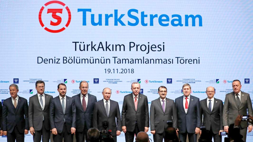 Президент Турции Реджеп Тайип Эрдоган и его российский коллега Владимир Путин в сопровождении министров позируют во время церемонии, посвященной завершению строительства морской части газопровода TurkStream, в Стамбуле