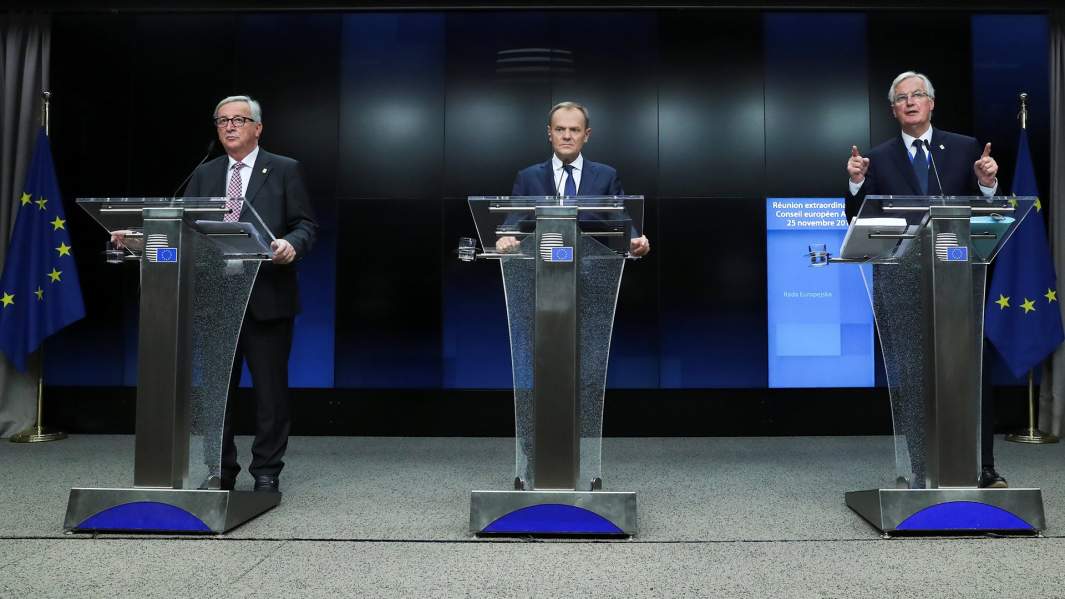 Президент Еврокомиссии Жан-Клод Юнкер, президент Европейского совета Дональд Туск и главный переговорщик Евросоюза Брексит Мишель Барнье на пресс-конференции после внеочередного саммита лидеров ЕС по завершению и формализации соглашения Brexit