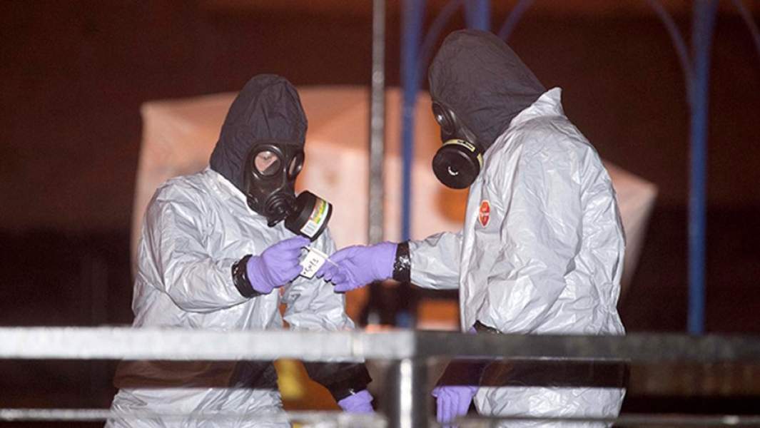 Следователи в парке в Солсбери, где были обнаружены без сознания Сергей Скрипаль и его дочь Юлия. 13 марта 2018 года