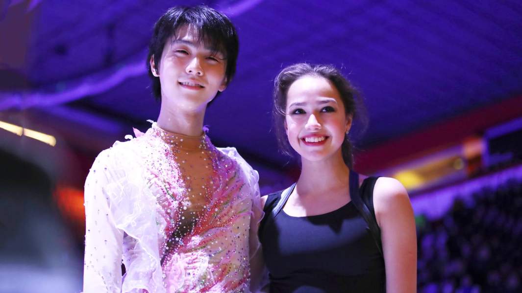 Фигуристы Юдзуру Ханю (Япония) и Алина Загитова (Россия), выступающие на Гран-при в Хельсинки, 2018