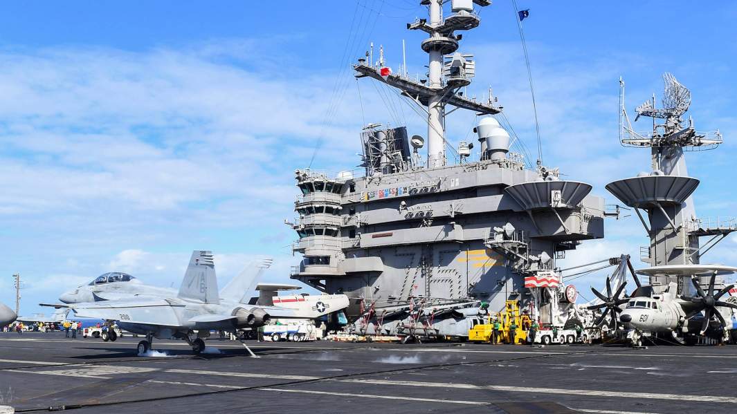 Посадка истребителя на авианосце «Гарри Трумэн»