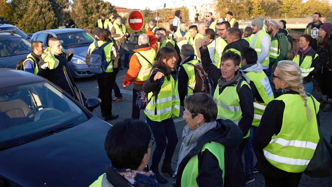Протестующие организовывают группы в соцсетях призывающие блокировать дороги, доступы в аэропорты и т.д., Тулуза, Франция