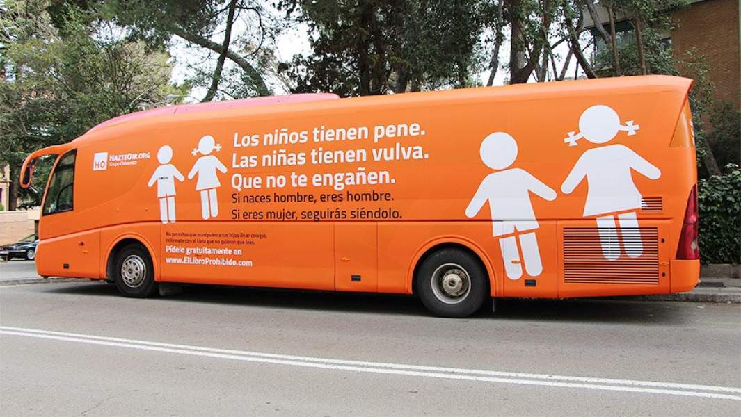 Автобус организации HazteOir