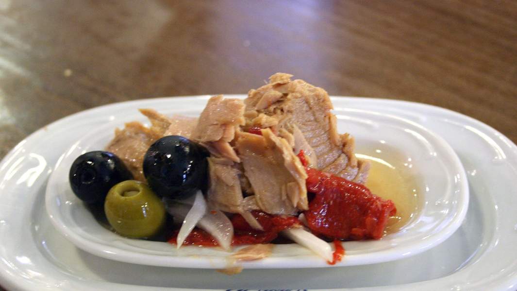 Эскабече из тунца - блюдо испанской кухни, рыба, замаринованная в остром соусе